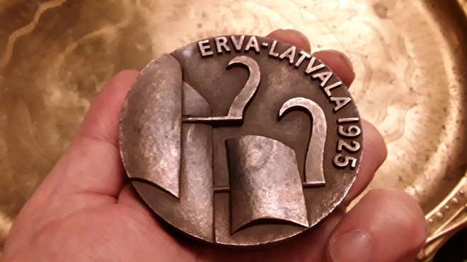 PÖYTÄMITALI. ERVA - LATVALA 1925 . TILLANDER