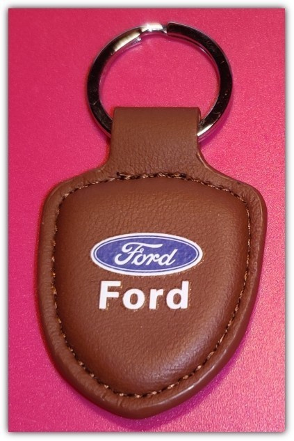 Pieni nahkainen ruskea Ford avaimenperä