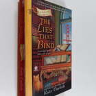 Kate Carlisle : The Lies That Bind : A Bibliophile Mystery - pikkukuva 1
