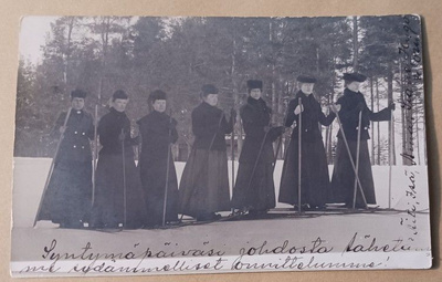 Seitsemän leidiä hiihtoretkellä, vkpk, p. 1905