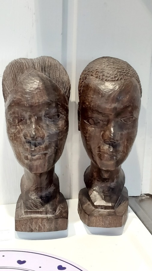KAKSI AFRIKKALAISTA PUUTYÖTÄ