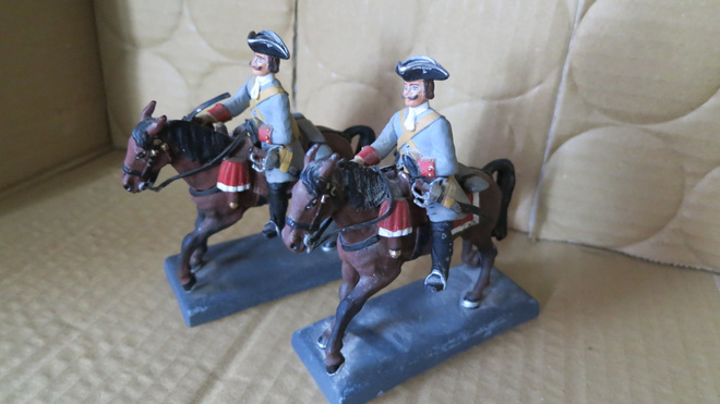 DEA: kaksi Piedmont 1706 ratsumies -figuuria