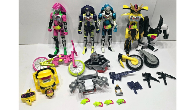 Kamen Rider EX-Aid figuureita ja osia
