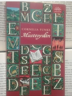 Cornelia Funke - Mustesydän (pokkari)