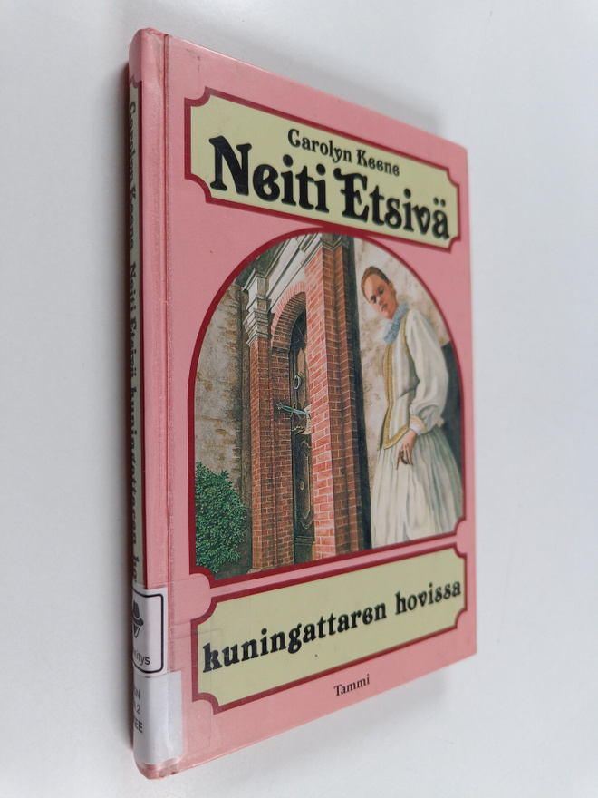 Carolyn Keene : Neiti Etsivä kuningattaren hovissa