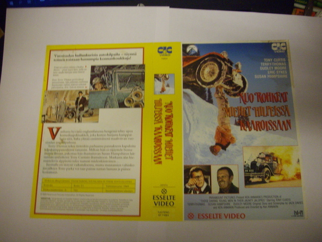 Vhs kansipaperi Fix NUO ROHKEAT MIEHET HILPEISSÄ KAAROISSAAN