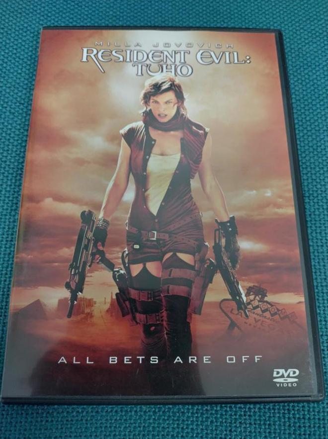 RESIDENT EVIL: TUHO (Milla Jovovich)***
