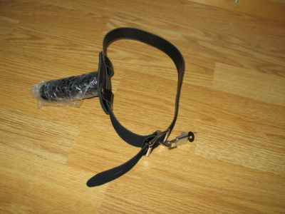 dildo remmillä kasvoille ym.