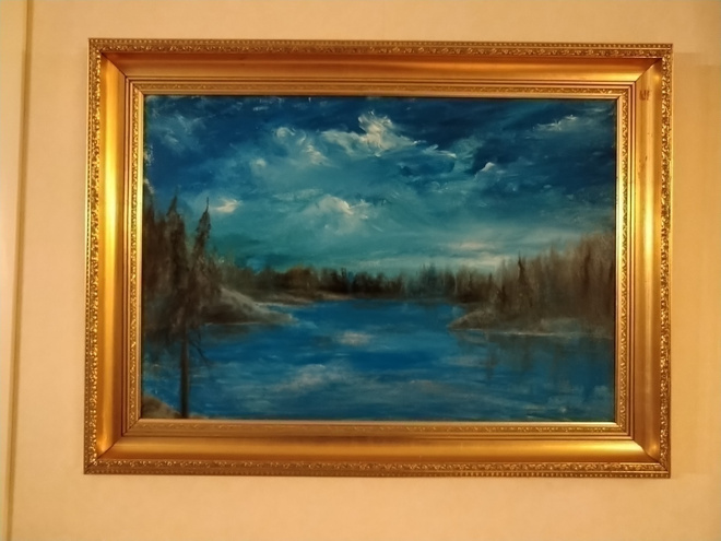 Maisemataulu upeilla kehyksillä.