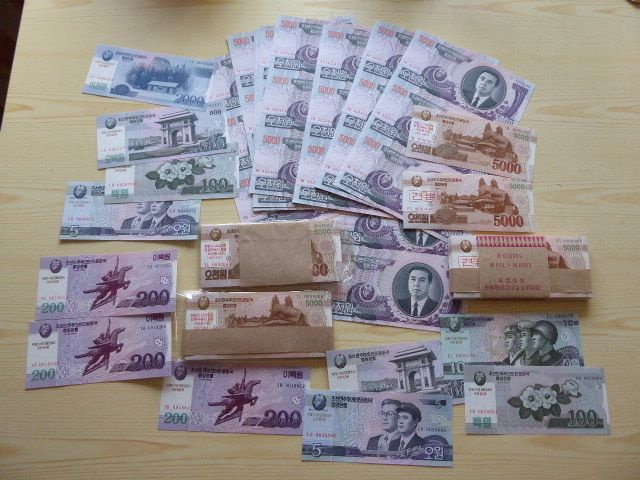 20 kpl seteliarkkeja ja lähes 200 kpl seteleitä aitoja UNC