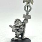 WH40K - Squat Hughes Phalanx Standard Bearer [S181] - pikkukuva 2
