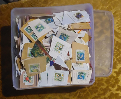 Maakuntakukkaleikettä iso karkkilaatikko
