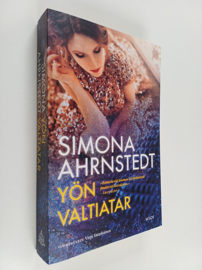 Simona Ahrnstedt : Yön valtiatar