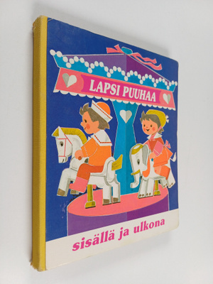Lapsi puuhaa sisällä ja ulkona