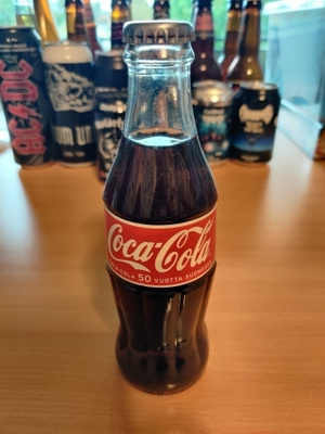 2002 valmistettu täysi Coca-Cola pullo (24v)