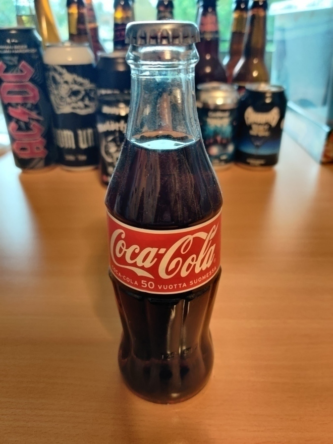 2002 valmistettu täysi Coca-Cola pullo (24v)