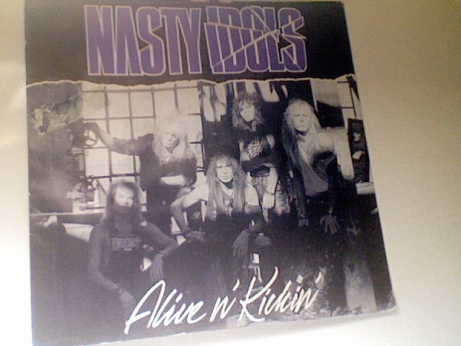 NASTY IDOLS :: ALIVE N' KICKIN / B.I.T.C.H :: VINYYLI  7"