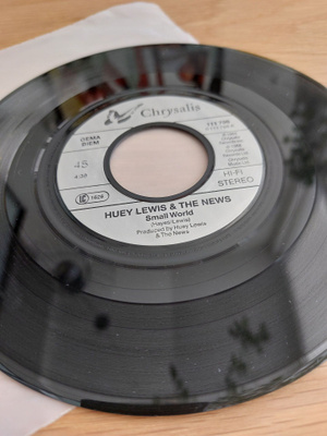 Huey Lewis & The News – Small World
