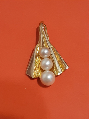 Kultainen design korvakoru helmin 14K