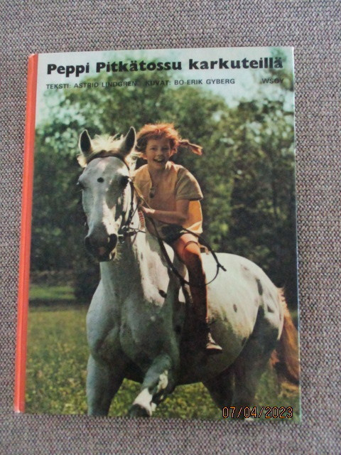 Astrid Lindgren PEPPI PITKÄTOSSU KARKUTEILLÄ (1. painos)