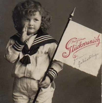 LAPSI / Merimiesasuinen lapsi ja lippu. 1900-l.