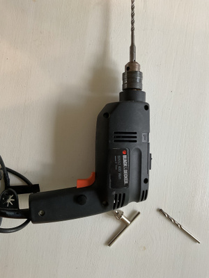 Musta Black+Decker-verkkovirtaporakone