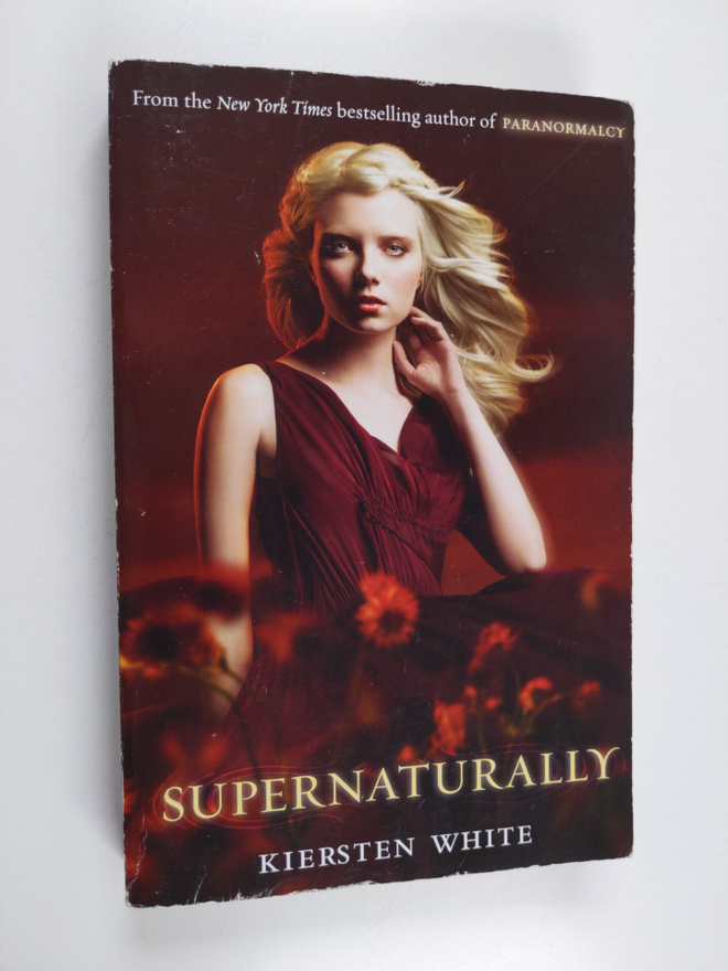 Kiersten White : Supernaturally