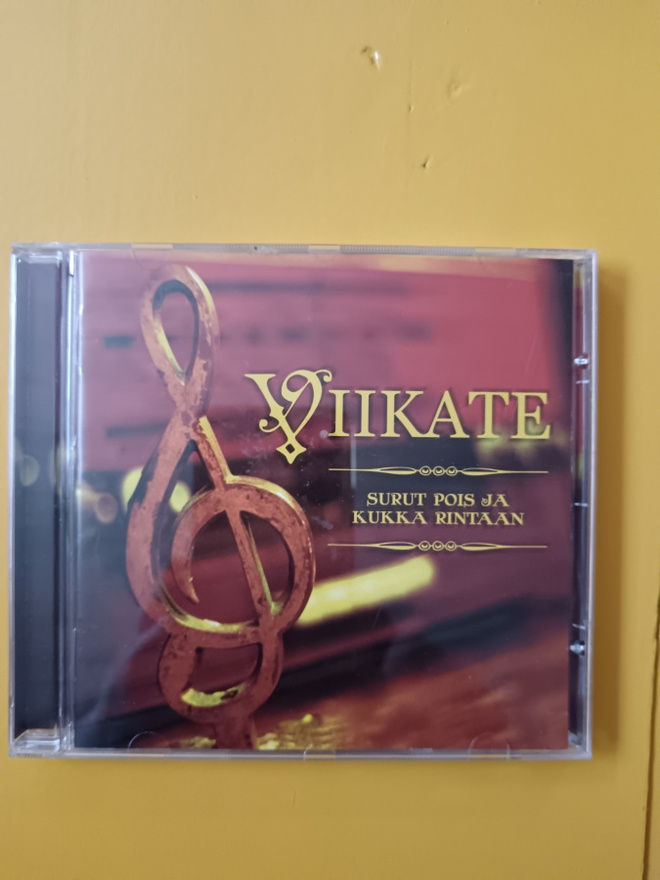 Viikate : Surut pois ja kukka rintaan