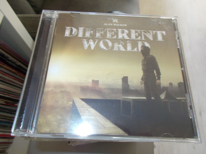 CD ALAN WALKER ** DIFFERENT WORLD **