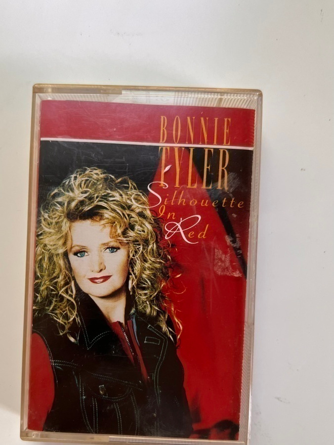 BONNIE TYLER / SILHOUETTE IN RED KASETTI