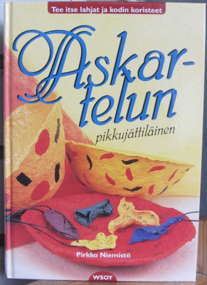 Pirkko Niemistö: Askartelun pikkujättiläinen, Wsoy 2001. 2p.