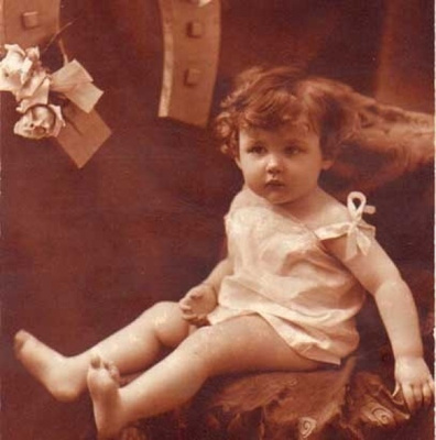 LAPSI / Ihastuttava pieni lapsi ja hevosenkenkä. 1920-l.