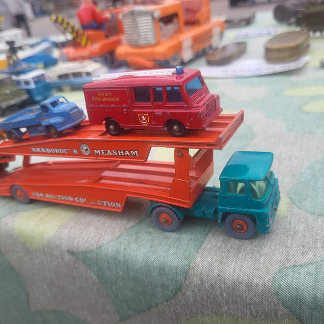 Vanha autonkulj.rekka + 3 ajoneuvoa
