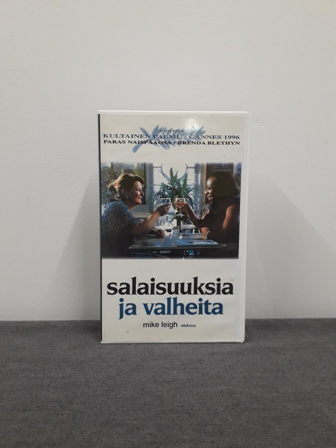 Salaisuuksia Ja Valheita (uusi, WB, vhs)