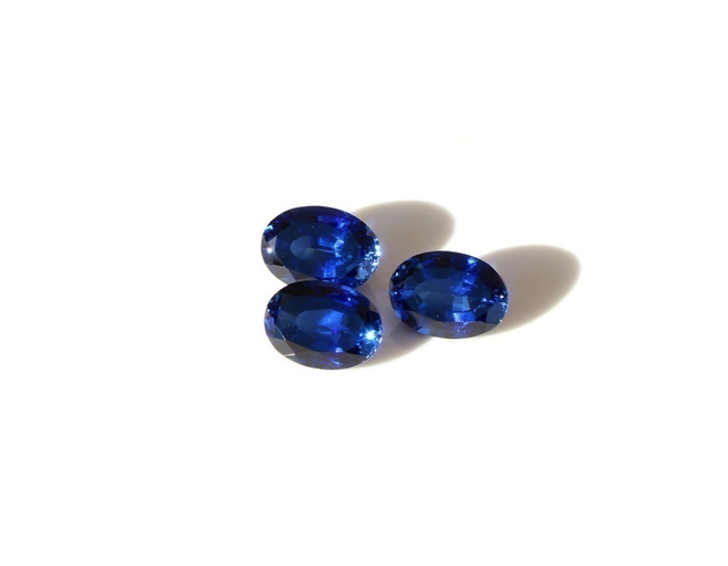Safiiri sininen 8.6ct, upea säihkyvä väri (SYNTH)