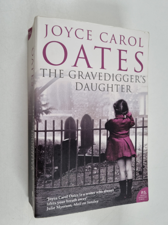 Joyce Carol Oates : The gravedigger's daughter