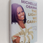 Michelle Obama : The light we carry : overcoming in uncer... - pikkukuva 1