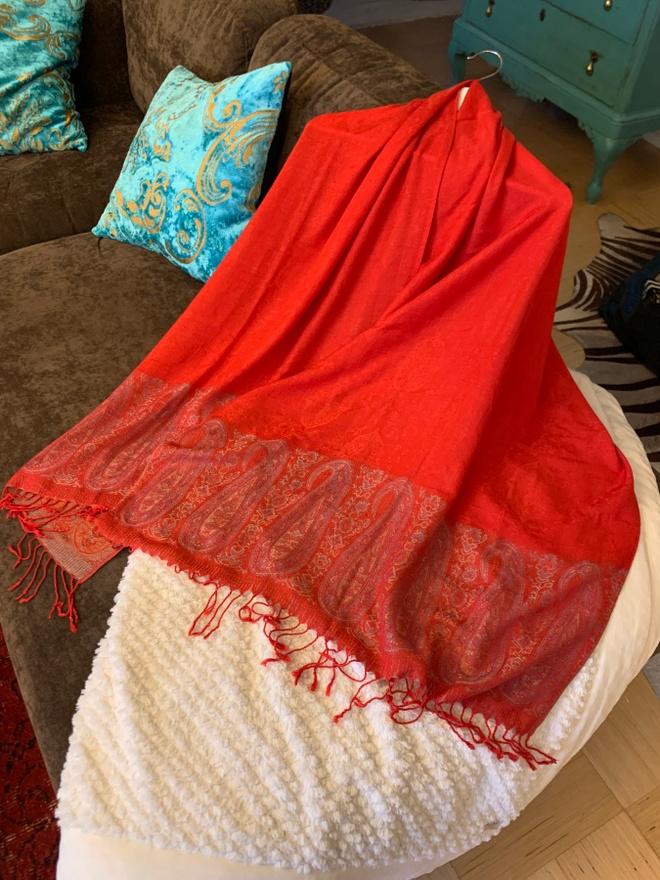 Punainen kuviollinen pashmina hartiahuivi
