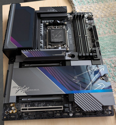 Gigabyte X870E AORUS MASTER X3D emolevy