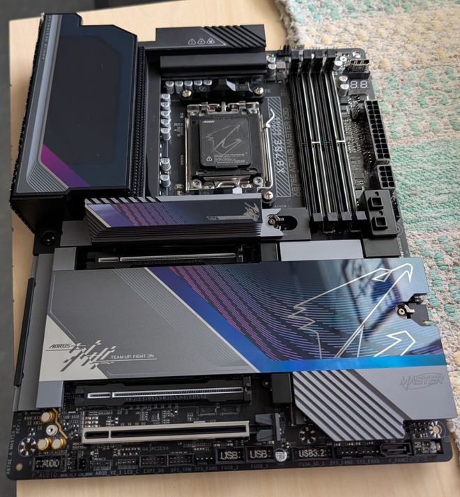 Gigabyte X870E AORUS MASTER X3D emolevy