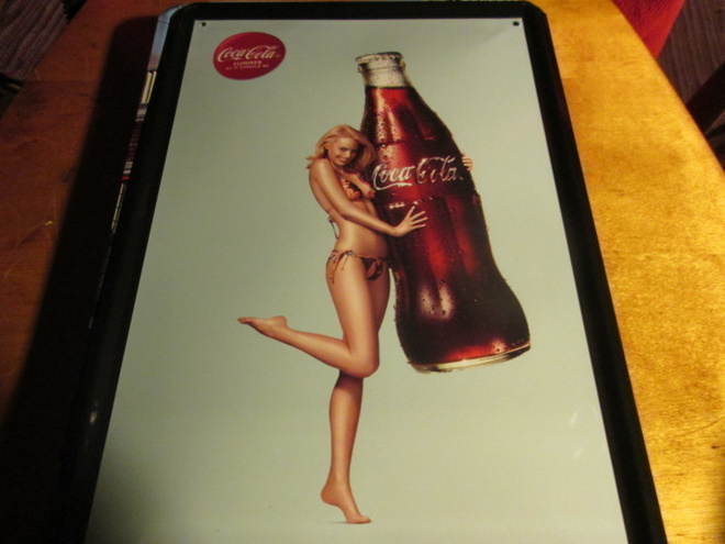Peltikyltti Coca-Cola. Pin-Up