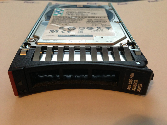 IBM palvelimen SAS levykelkka 2.5" M4