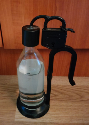 Lukittava pulloteline