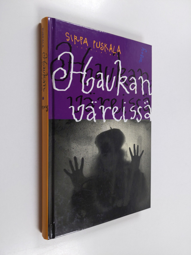 Sirpa Puskala : Haukan väreissä