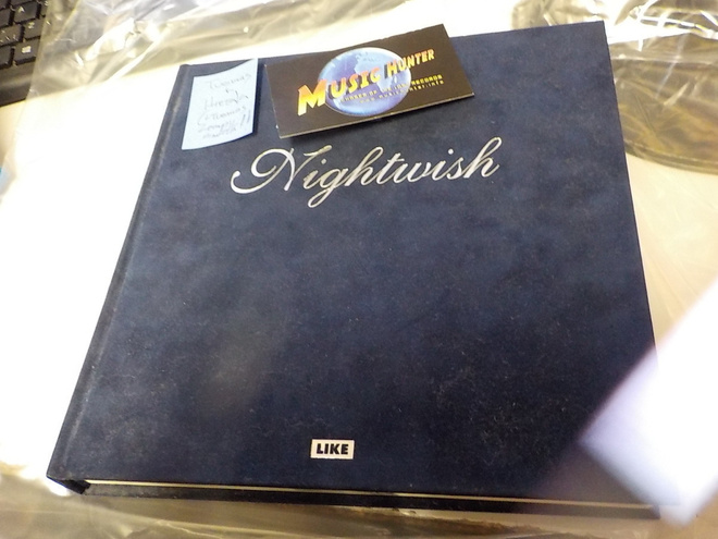 NIGHTWISH KIRJA TUOMAKSEN JA MARCON NIMMAREILLA