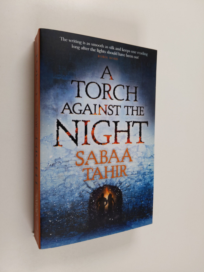 Sabaa Tahir : An Ember in the Ashes 2. A Torch Against th...