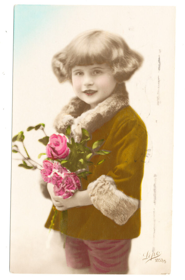 Lapsella ruusuja kädessä - kulk. 1934