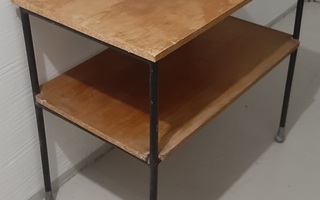 Kaksitasoinen pöytä sohvapöytä vintage metallijalat