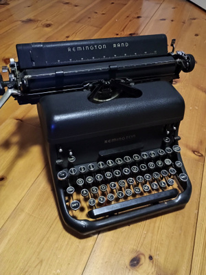 Sota-ajan kirjoituskone Remington Rand