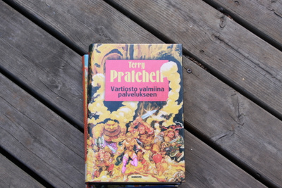 Terry Pratchett Vartiosto valmiina palvelukseen kirja (sid)